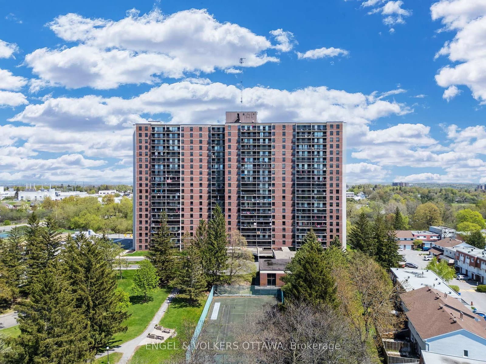 301 - 665 Bathgate Drive, Ottawa, ON — photo 2