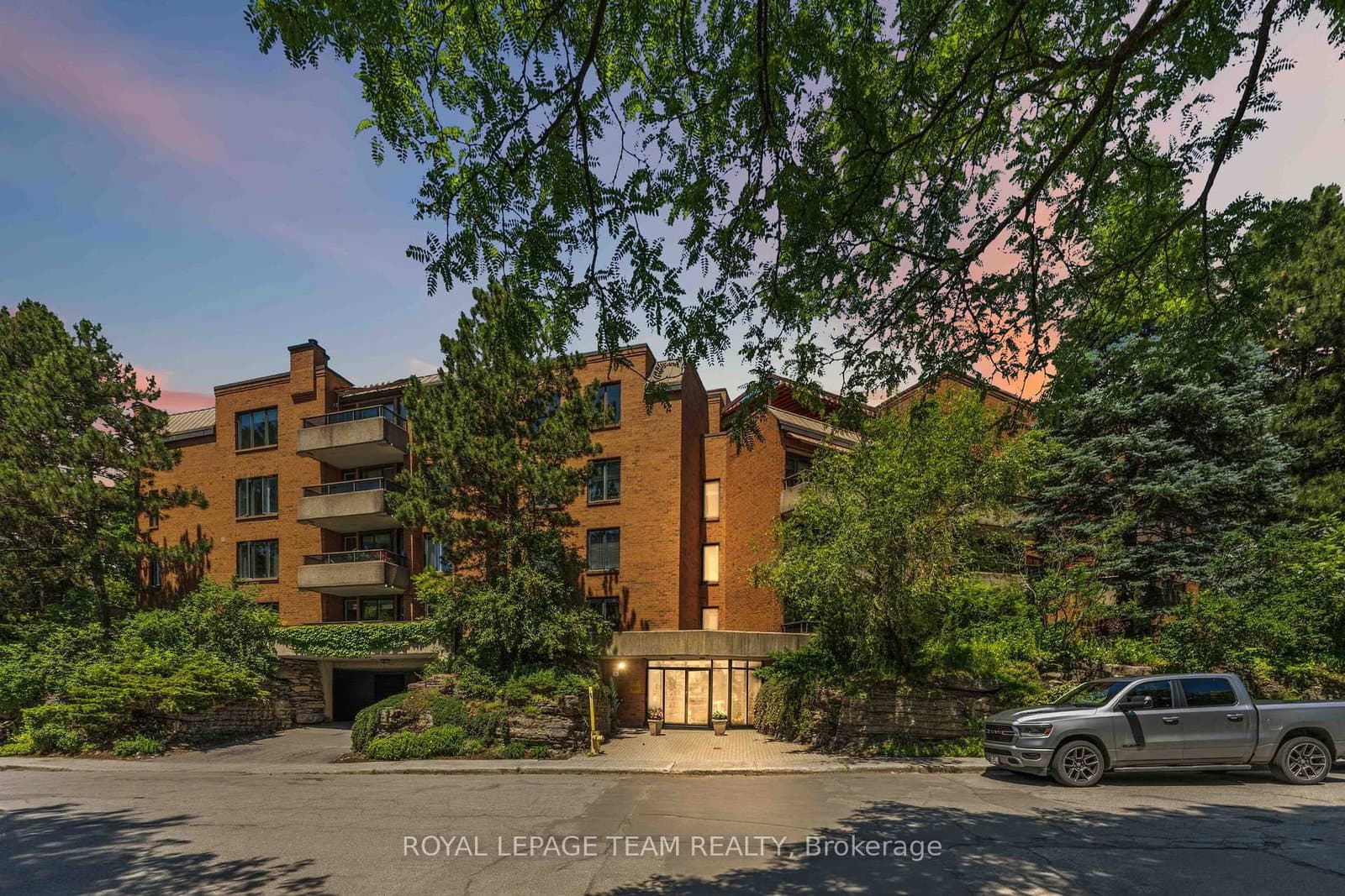 301 - 7 Kippewa Drive, Ottawa, ON