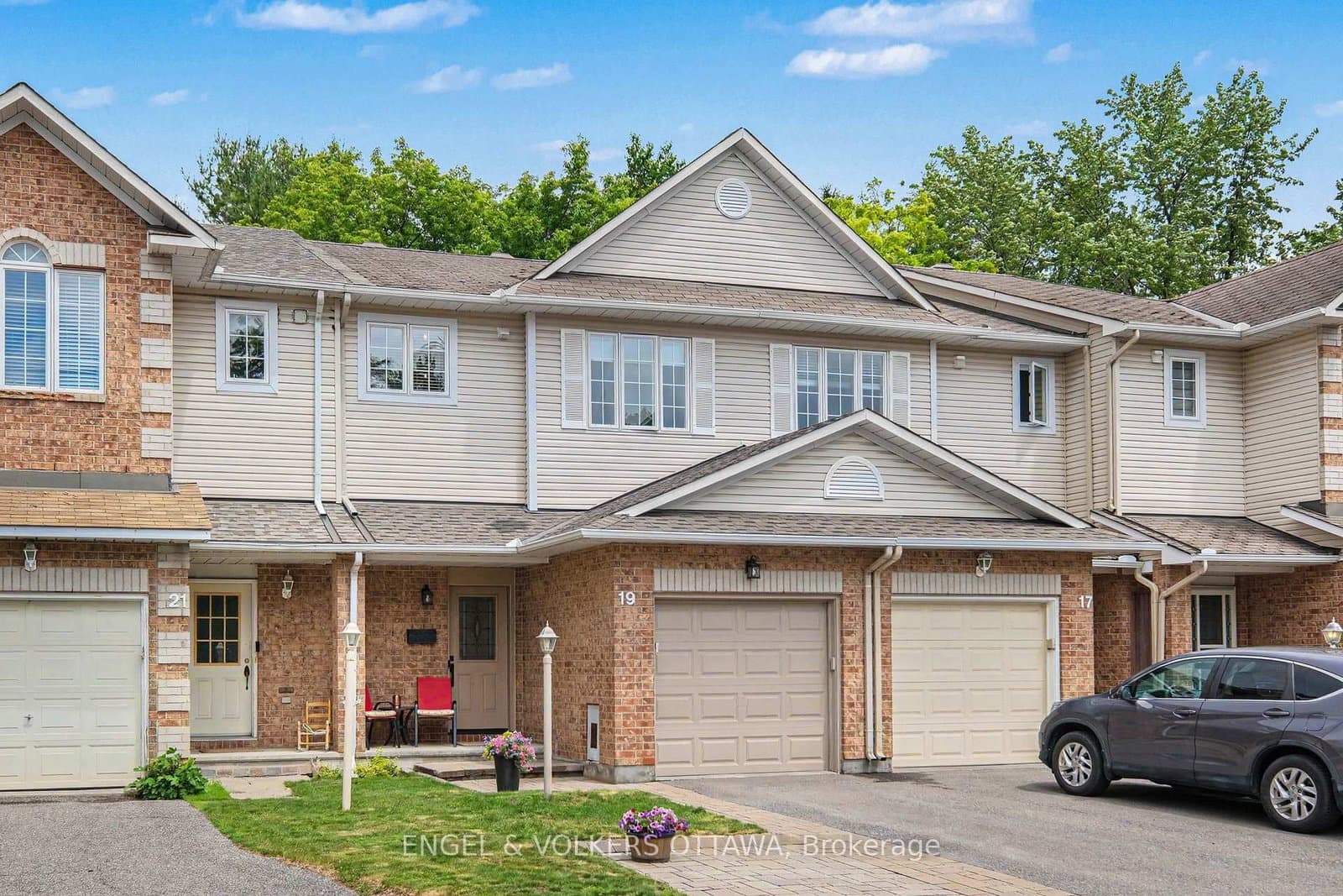 19 Riverbank Court, Stittsville, ON — photo 2