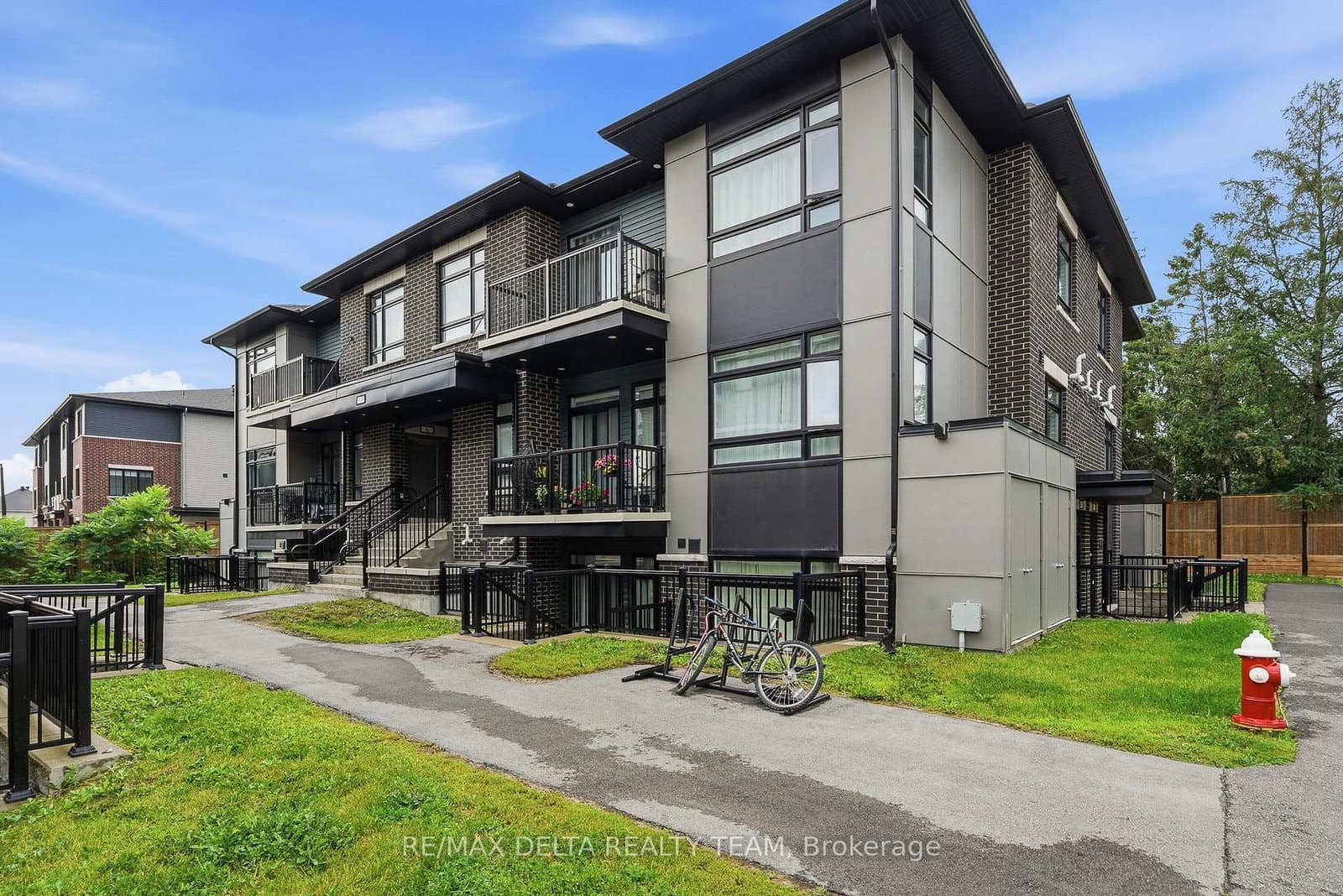 B - 400 Rolling Meadow Crescent, Ottawa, ON