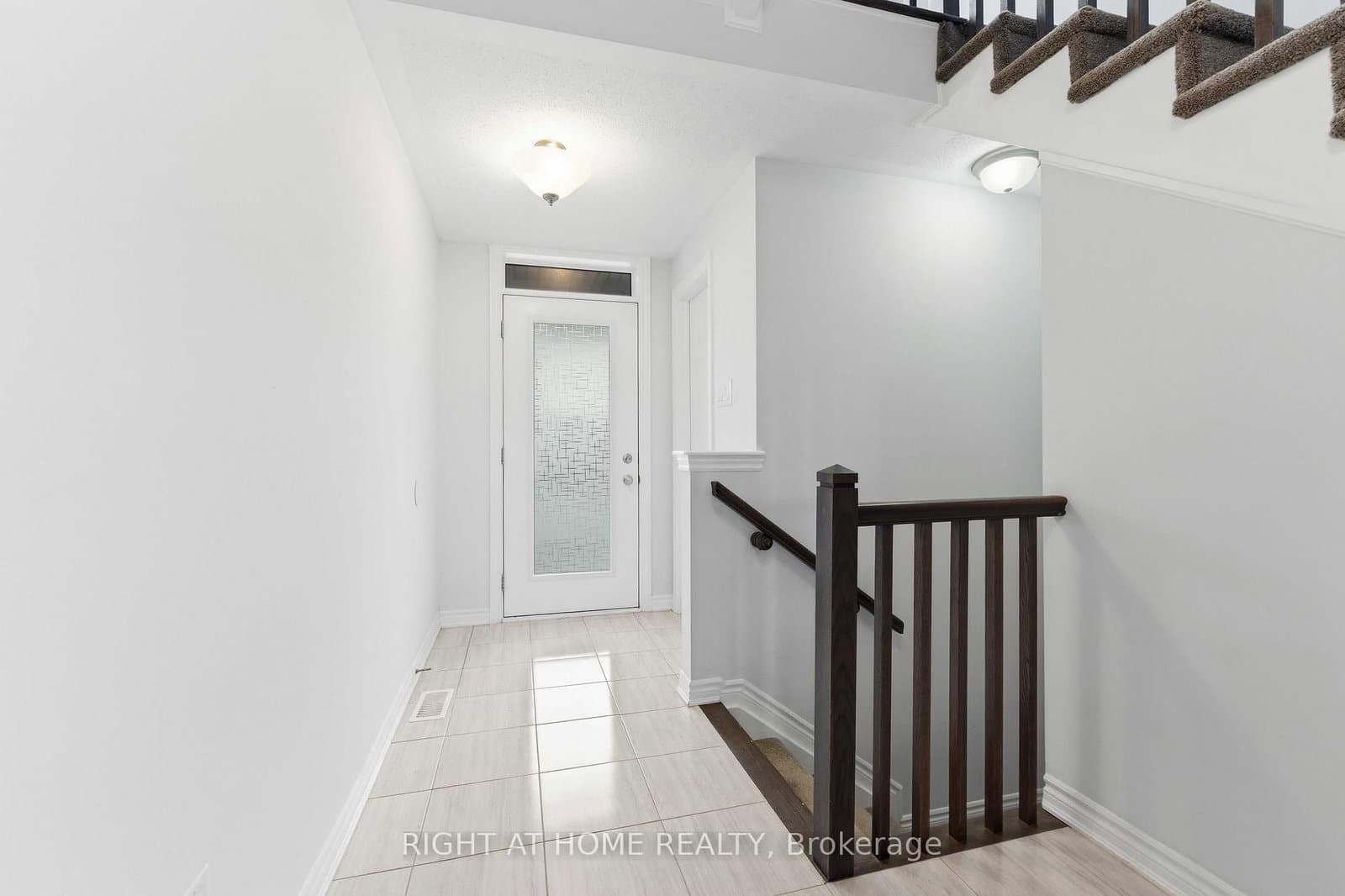 404 Edgevalley Court, Stittsville, ON — photo 3