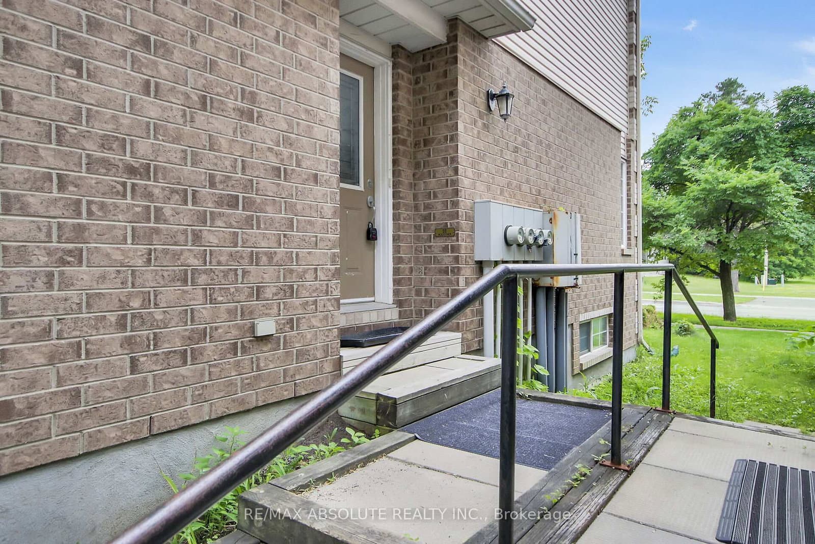 8 Riverbank Court, Stittsville, ON — photo 2
