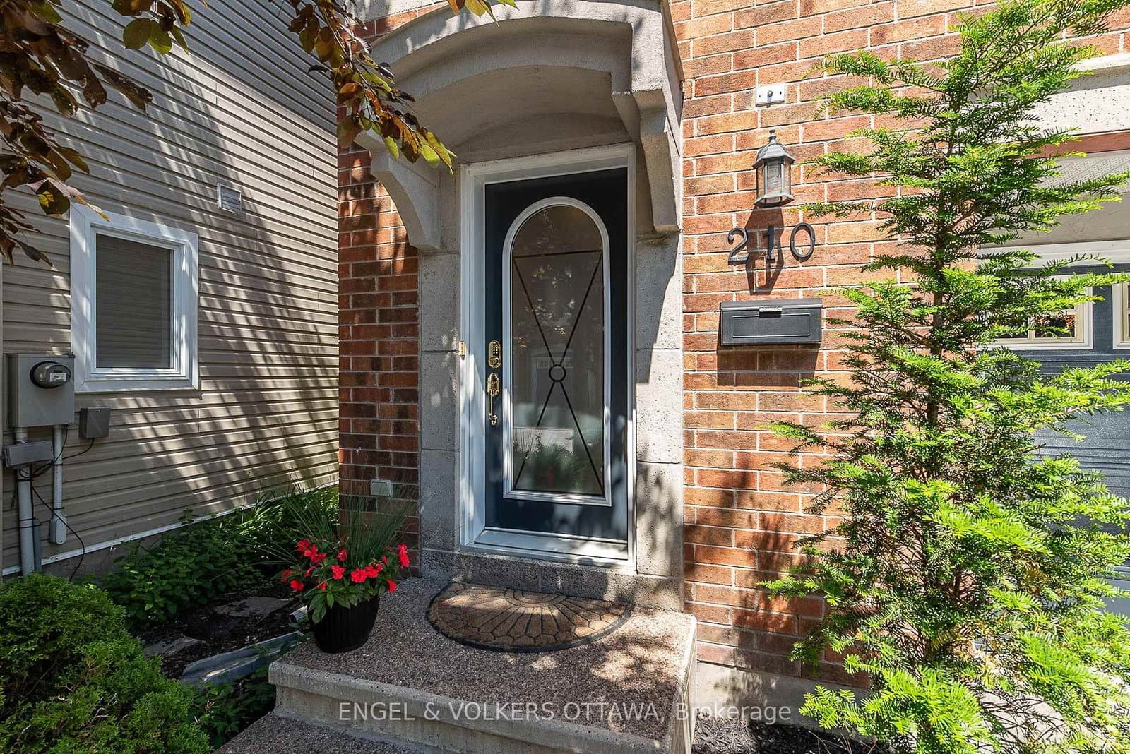 210 West Village Private, Ottawa, ON — photo 2