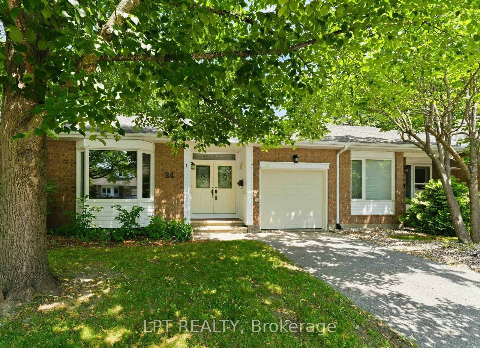 40 - 24 Grand Cedar Court, Stittsville, ON — photo 1