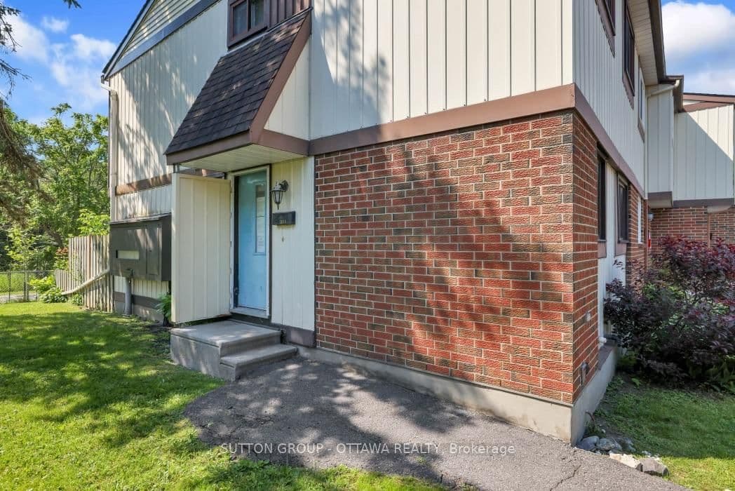 2014 Falkirk Crescent, Ottawa, ON — photo 2