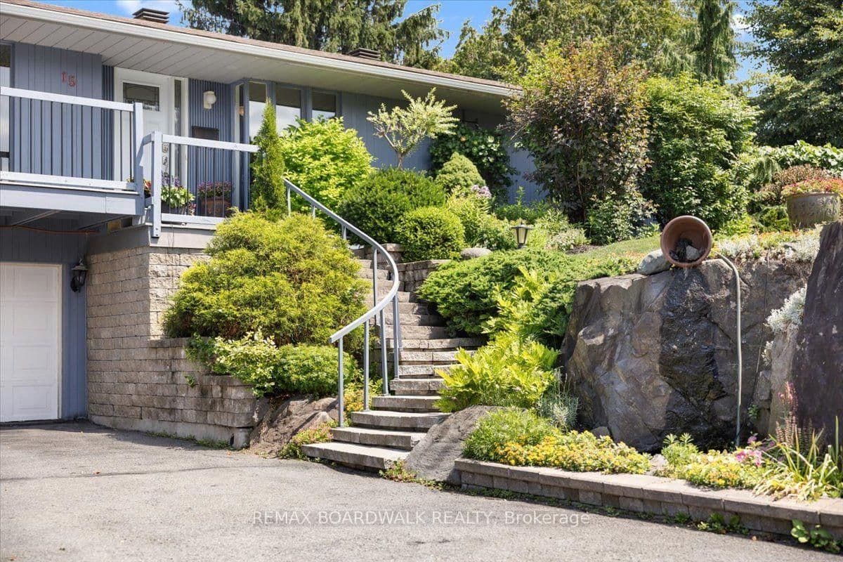 15 Selwyn Crescent, Ottawa, ON — photo 2